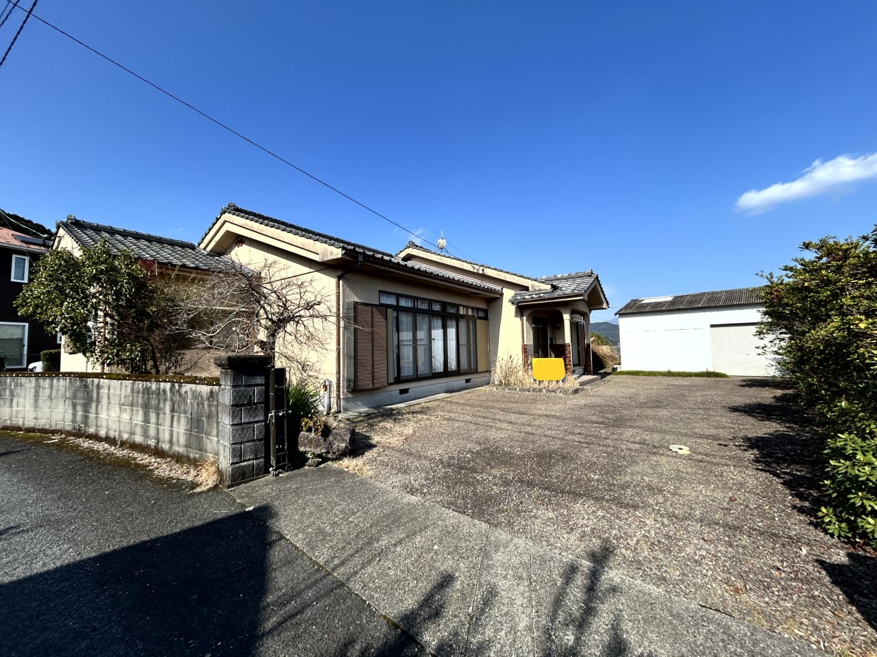 【外観】※現況販売となります(2026.3月撮影)広いお庭♪お車3台駐車可能♪