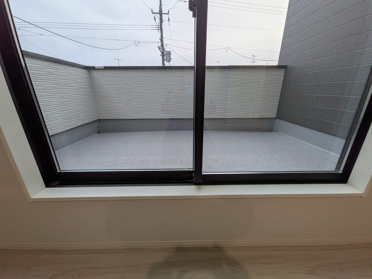 【3号棟バルコニー】光と風が通り抜ける南側バルコニー。お布団干しも楽々な広さ♪※2026年2月撮影