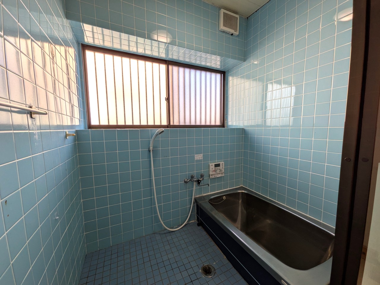 【浴室】窓がありますので、気軽に換気ができます♪ (2026年2月撮影)