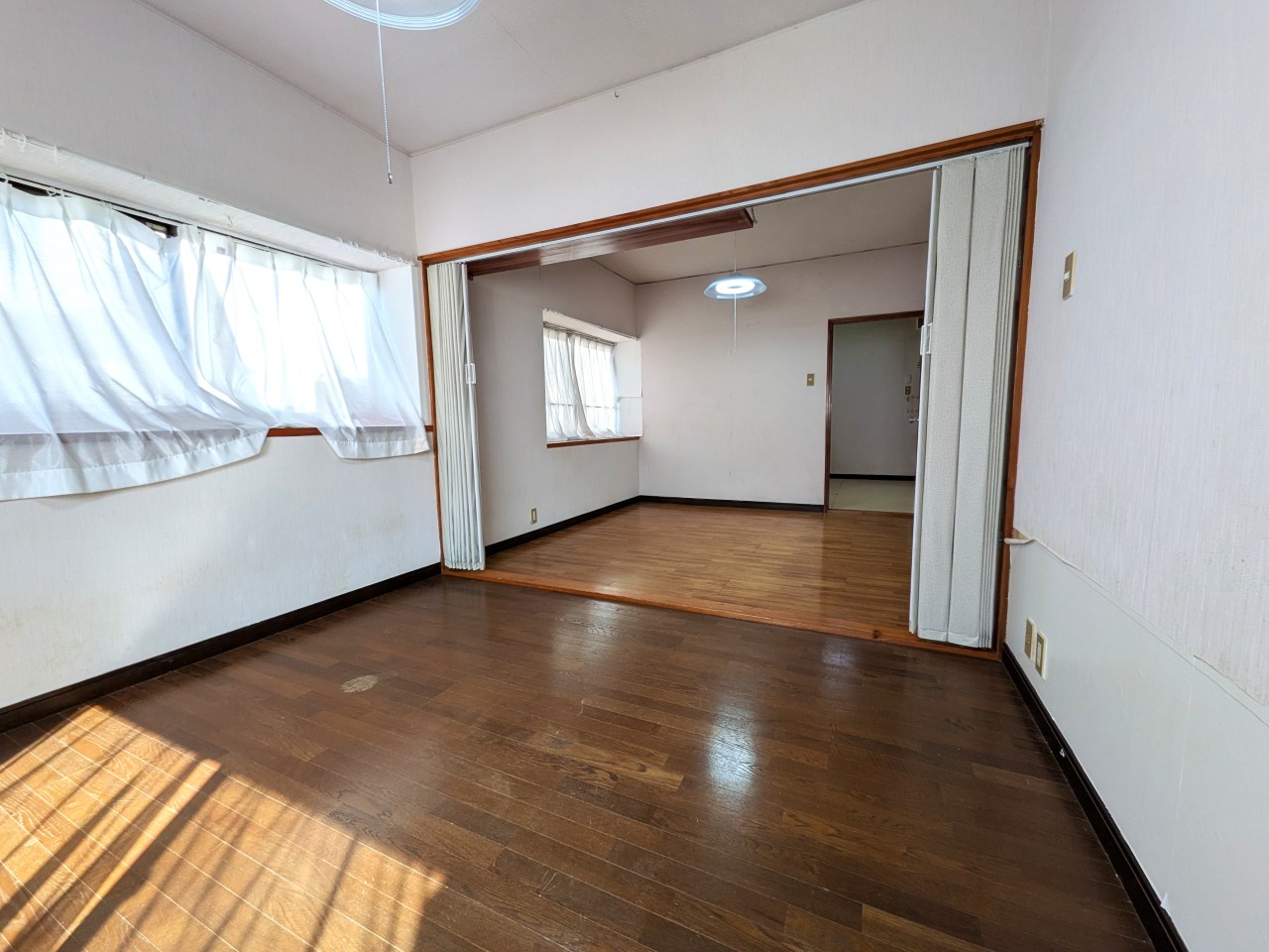 【4.5帖西側洋室】日当たり良好の洋室です(2026年2月撮影)