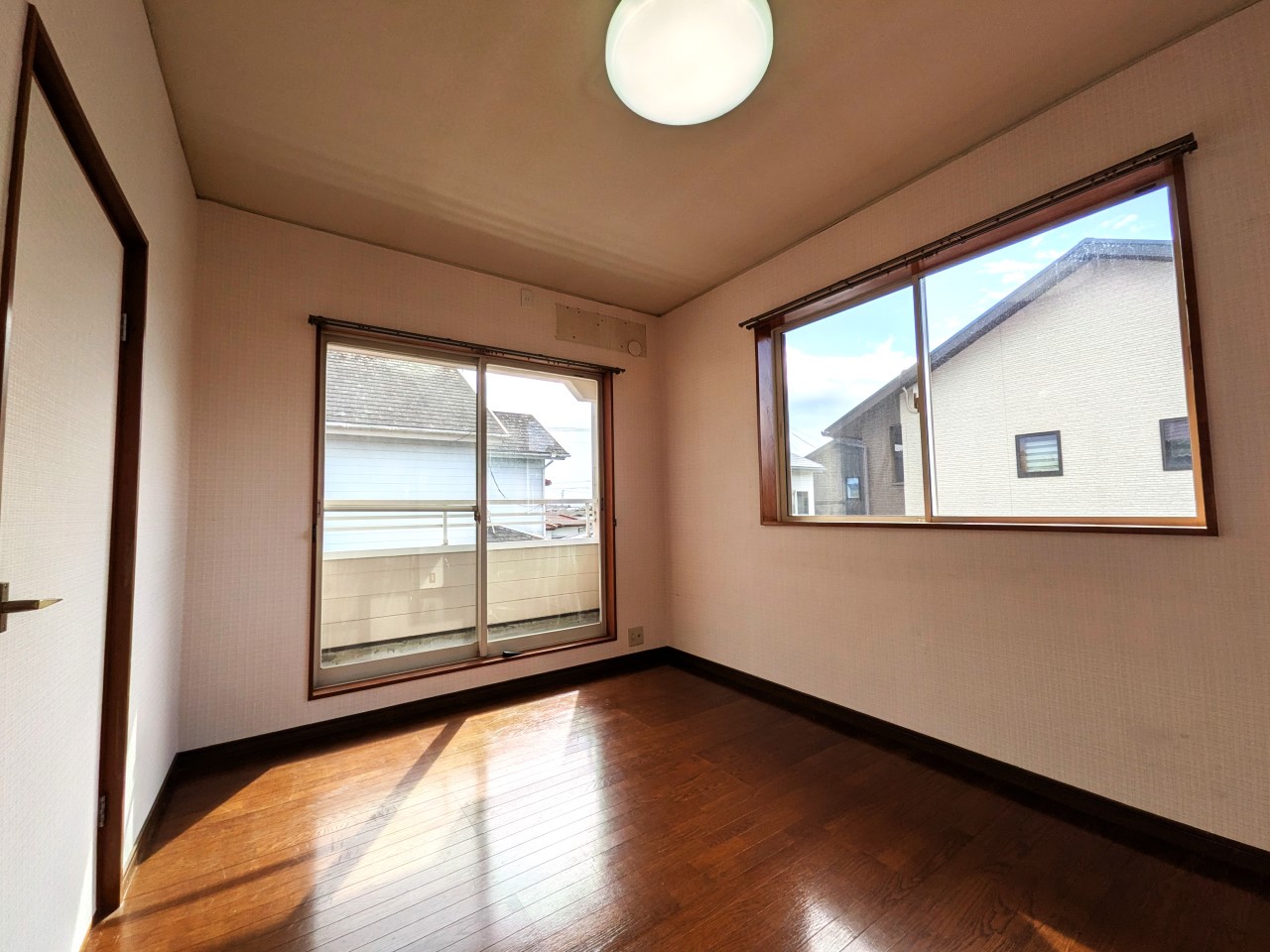 【2F洋室6帖】ベランダにつながる窓から陽光をたっぷりと取り込みます(2026年2月撮影)