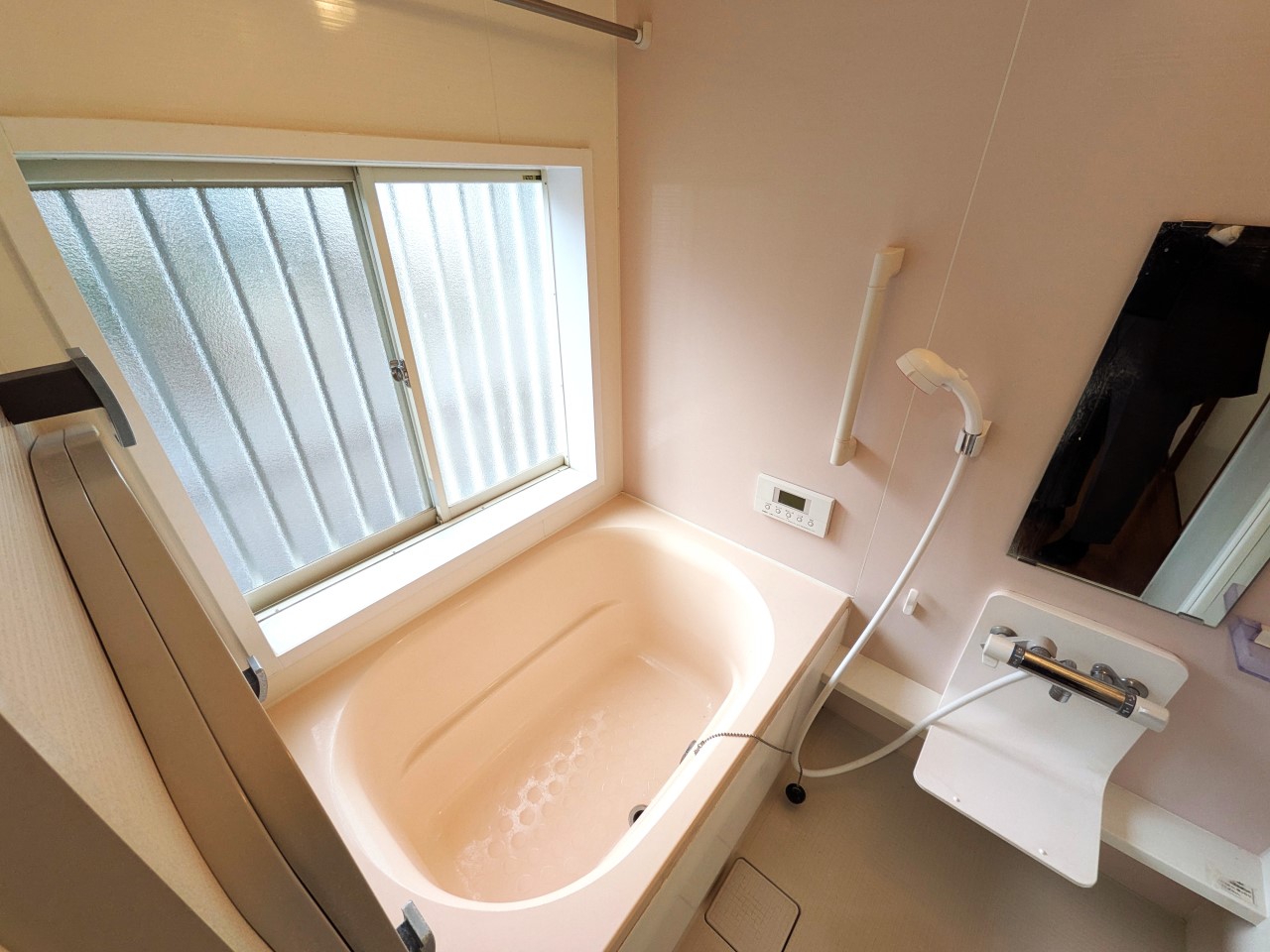 【浴室】窓がありますので、気軽に換気ができます♪ (2026年2月撮影)