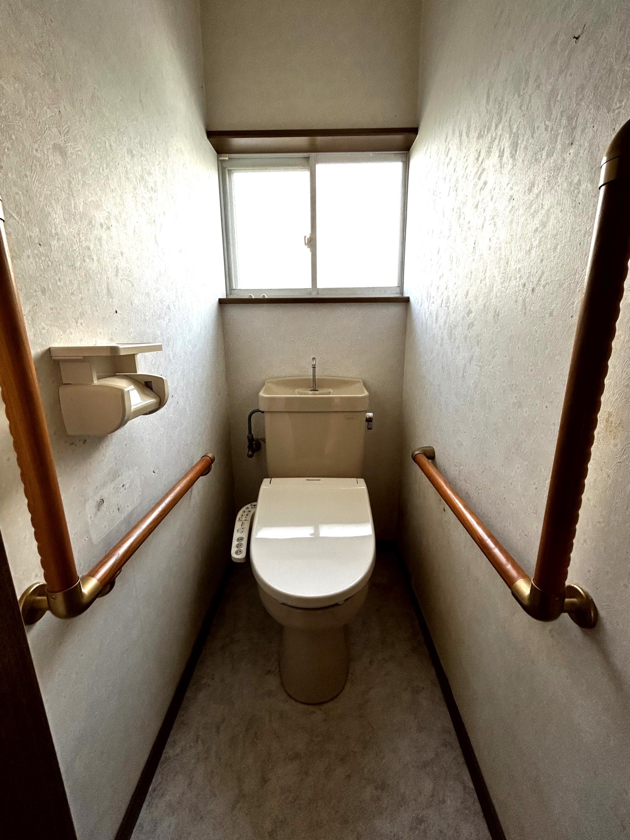 【トイレ】手すりのついたトイレです(2026年3月撮影)