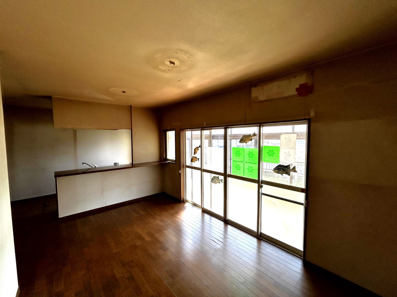 【リビング】大きな窓から陽光をたっぷりと取り込みます(2026年3月撮影)