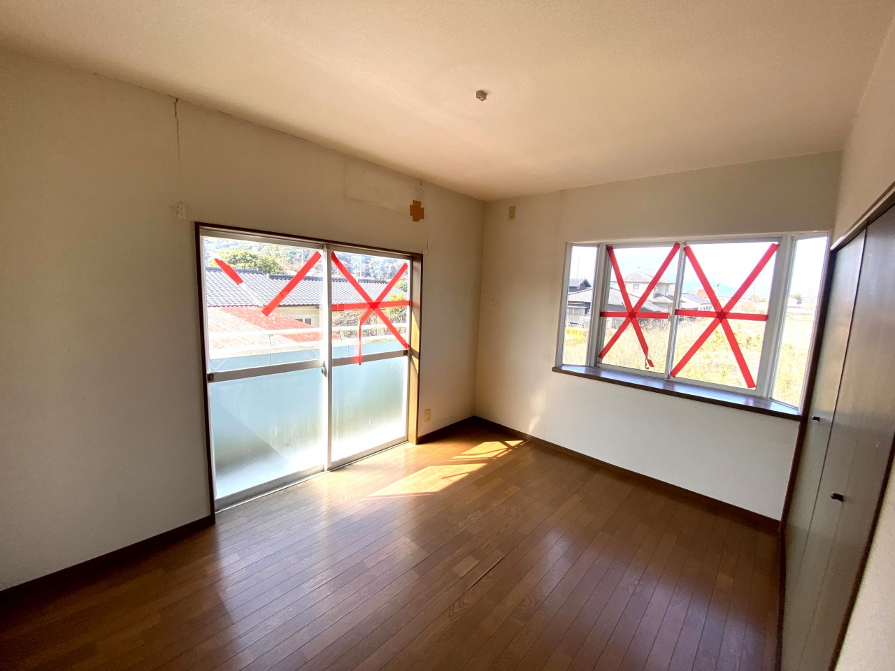 【2F西側洋室6帖】2面採光で日当たり良好!(2026年3月撮影)