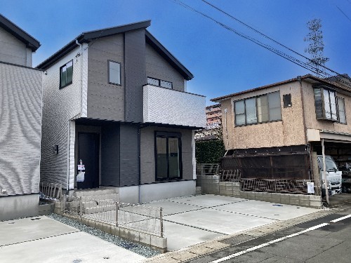 【外観】シックなグレー調の外観。※2026年2月撮影