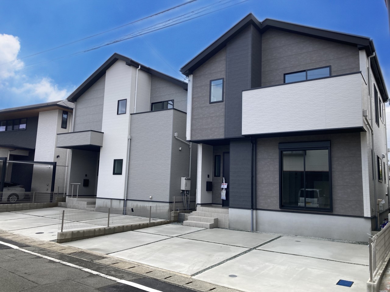 【外観】広々としたカースペース。並列駐車2台対応で来客時も安心♪※2026年2月撮影