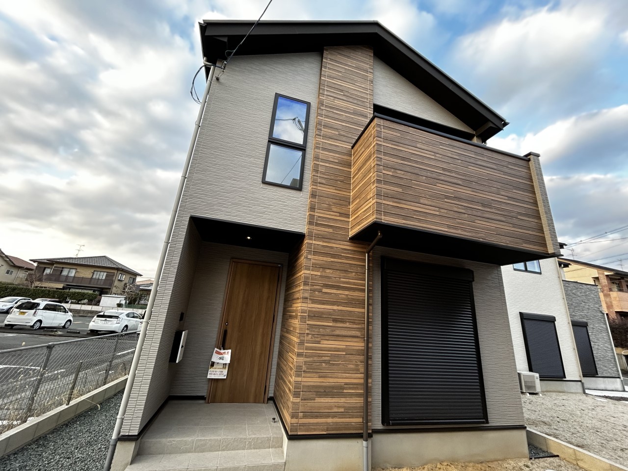 【1号棟外観】木目×ブラウンの調和。周囲と差をつける外観です♪※2026年2月撮影