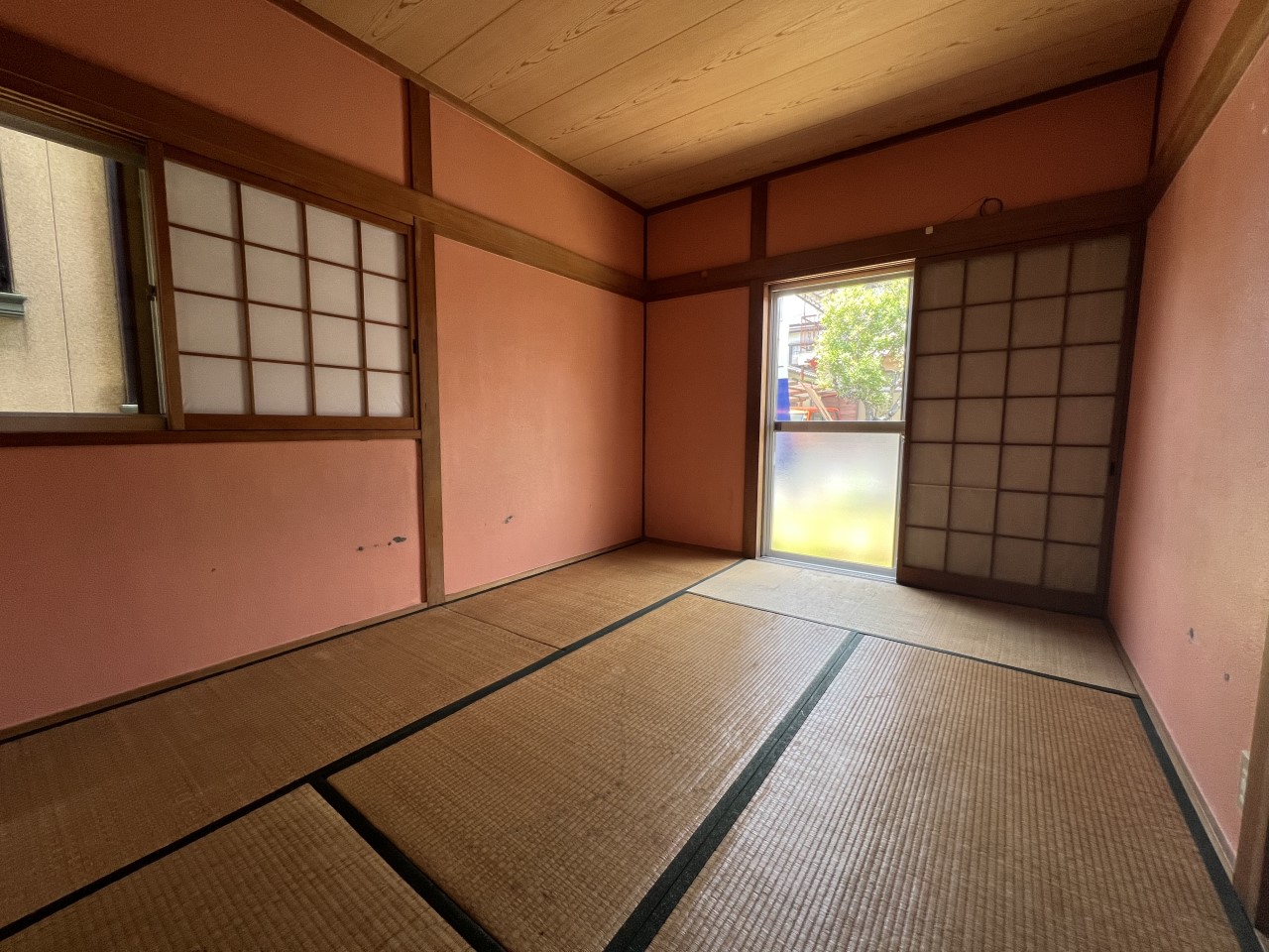 【1F和室】暖かい日差しが差し込むのでお昼寝や日向ぼっこも楽しめます!(2026年6月撮影)