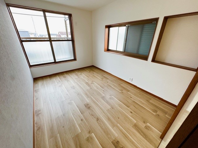 ◆洋室6帖|お子様の勉強スペースやワークスペース、マルチに使えるお部屋です。