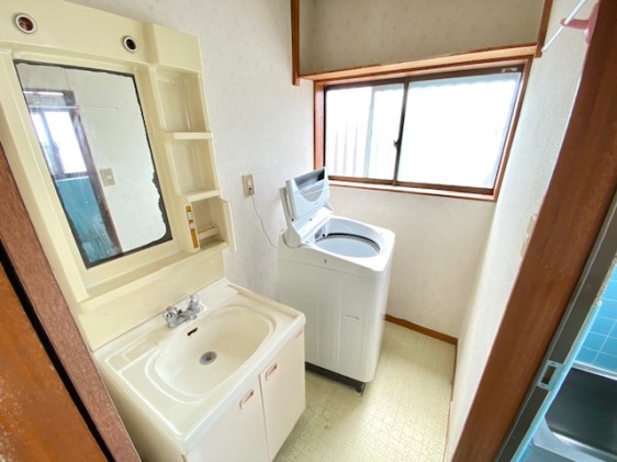 ◆洗面脱衣室|換気に最適な大きな窓があり、湿気がこもりやすい洗面所に最適♪