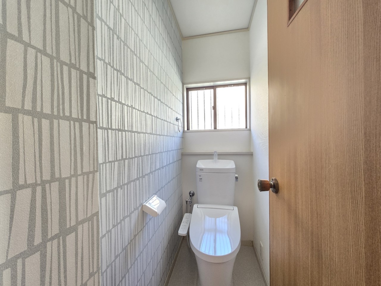 ◆トイレ(リフォーム後)|アクセントクロスがオシャレな1Fトイレ