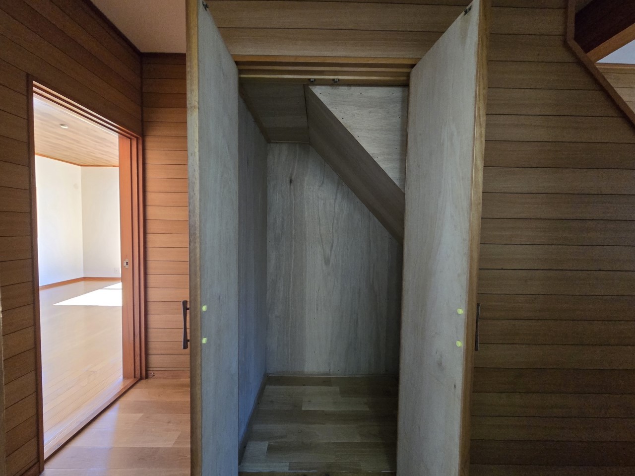 ◆収納(リフォーム後)|家族共有の物や掃除用具・日用品のストックなど、さまざまなものがしまえるので便利な収納。