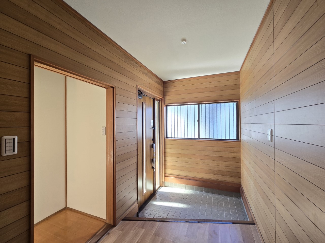 ◆玄関(リフォーム後)|ウッド調の玄関はカントリーであたたかみある雰囲気で味わい深い印象に♪