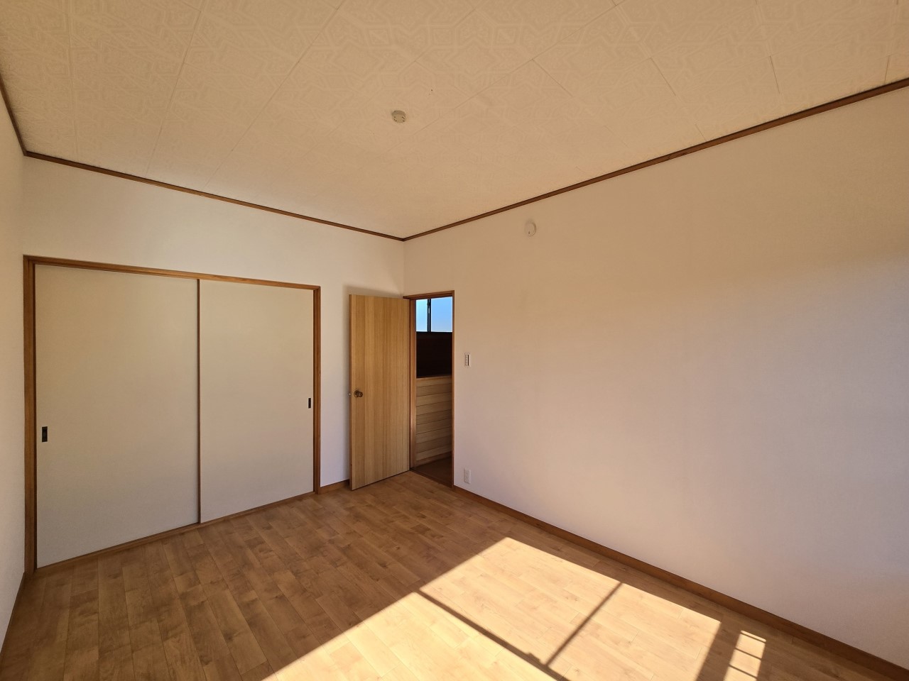 ◆2階洋室6帖(リフォーム後)|ダブルベッドを置いても充分な広さです。