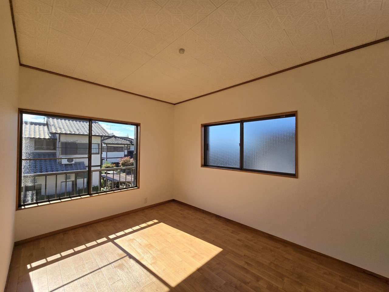 ◆2階洋室6帖(リフォーム後)|ダブルベッドを置いても充分な広さです。