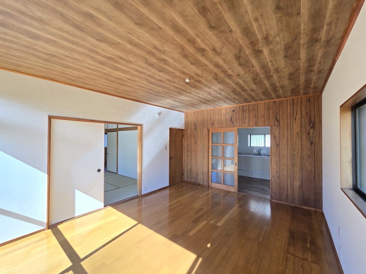 ◆リビング(リフォーム後)|大開口の明るい広々リビング◎リビングからお庭に出ることができます◎