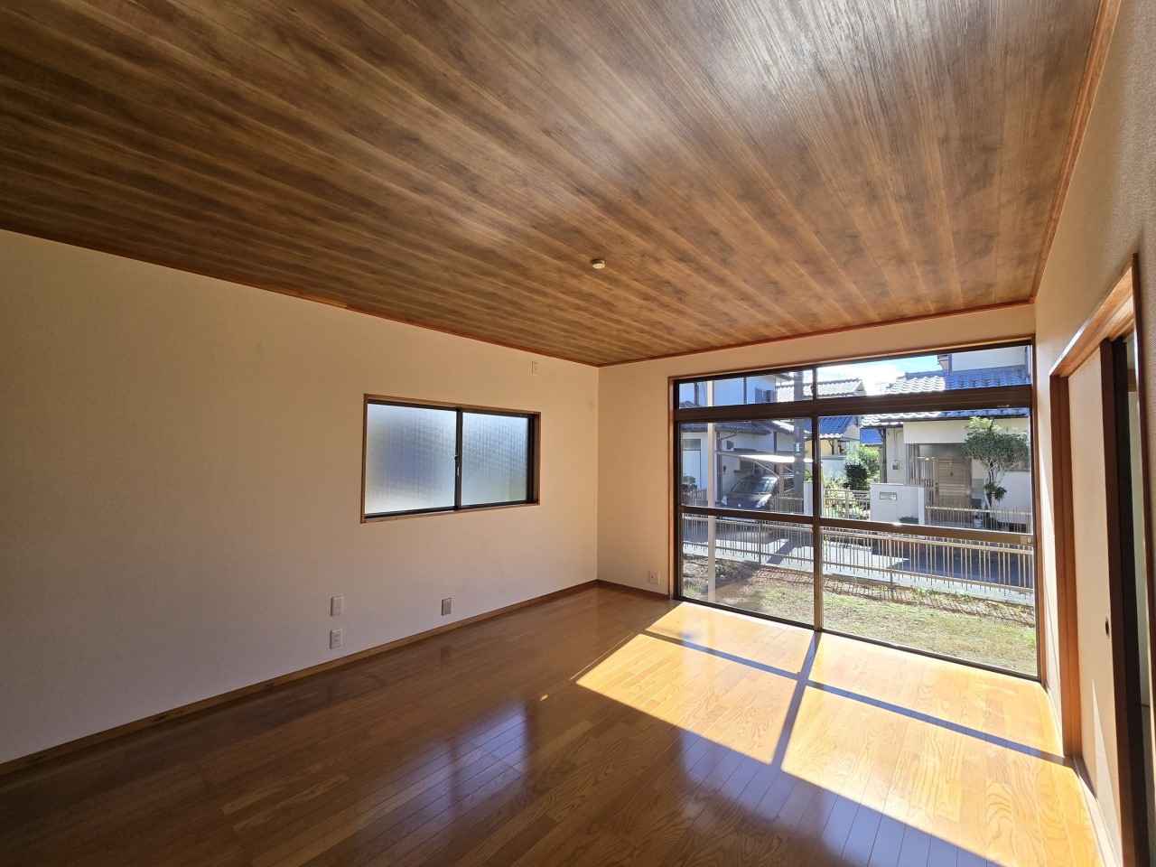 ◆リビング(リフォーム後)|日差しがたくさん差し込む明るいリビング。広々リビングで家族だんらん♪