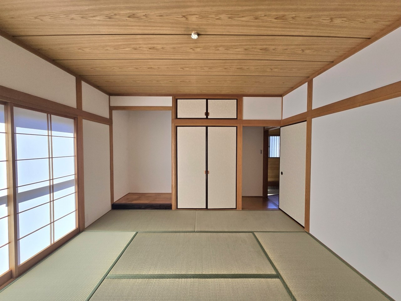 ◆和室8帖(リフォーム後)|リビング隣のあると嬉しい和室☆扉付きの和室なのでプライベートな空間にもなります。