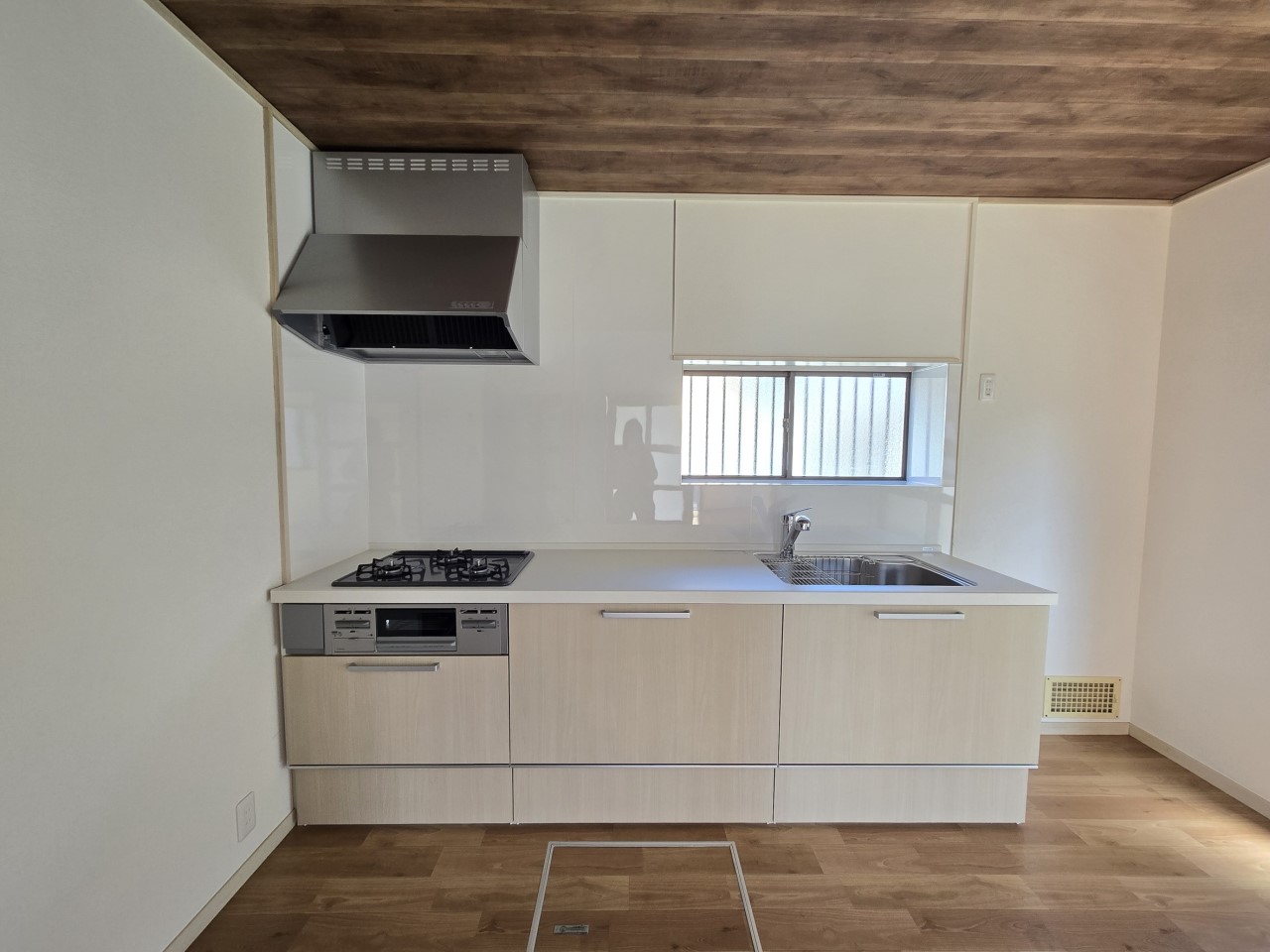 ◆キッチン(リフォーム後)|余裕のあるキッチンスペース!窓があるため、明るい光が差し込みます。