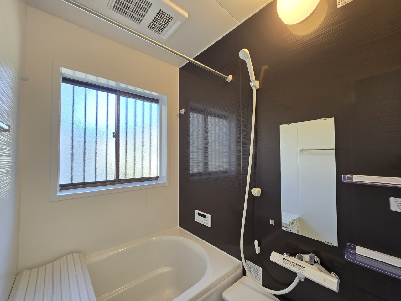 ◆浴室(リフォーム後)|清潔感のある窓付きの明るい浴室です。