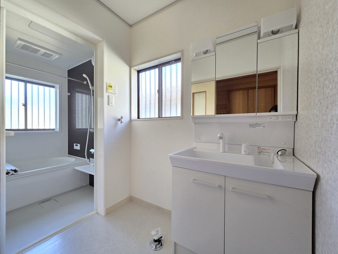 ◆浴室洗面台(リフォーム後)|洗剤や掃除道具をたっぷりと収納できる洗面台。