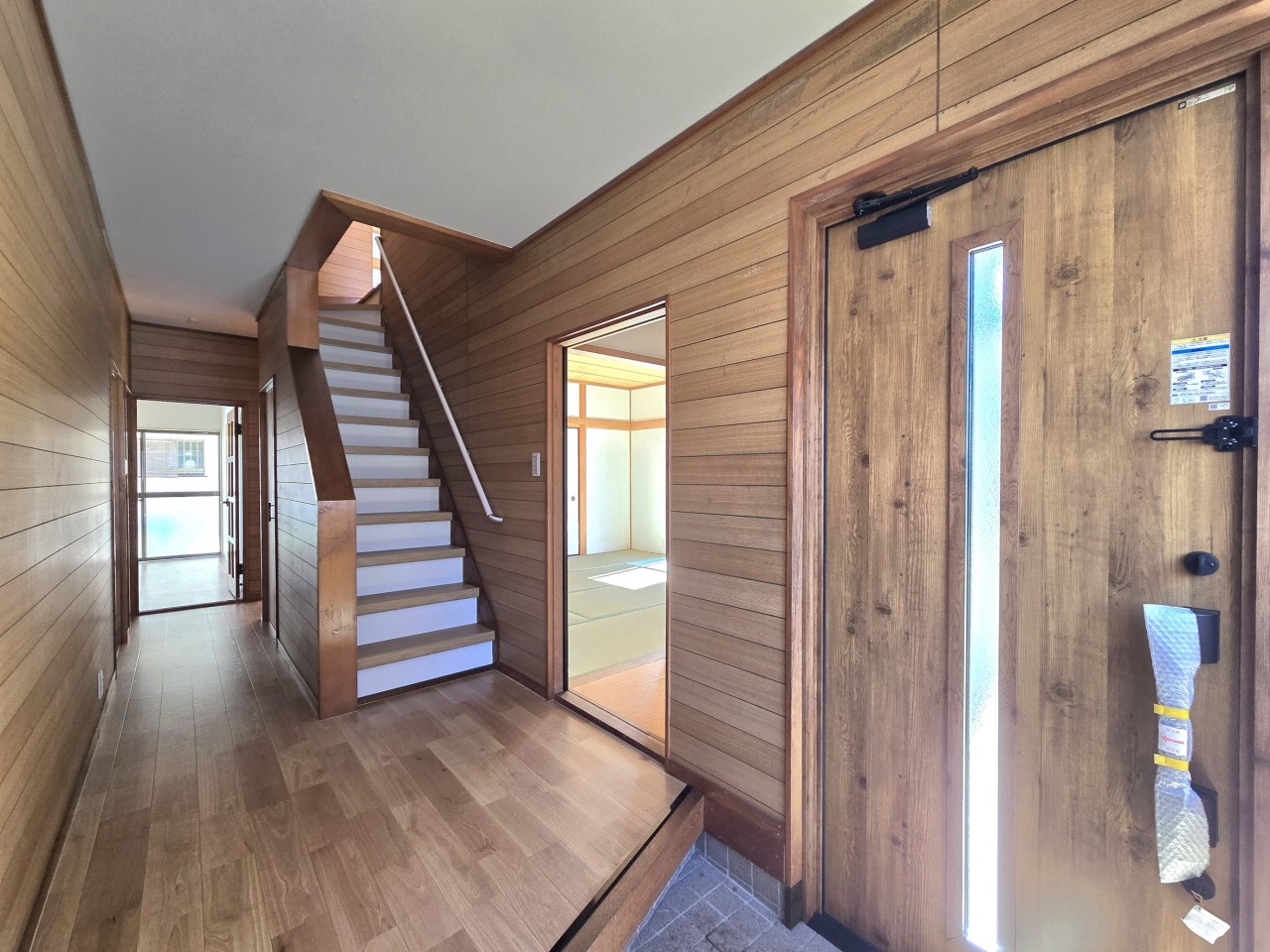 ◆玄関(リフォーム後)|広々した明るい玄関。