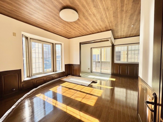 隣接するダイニング・キッチンと一体感のある設計で、生活動線もスムーズに。