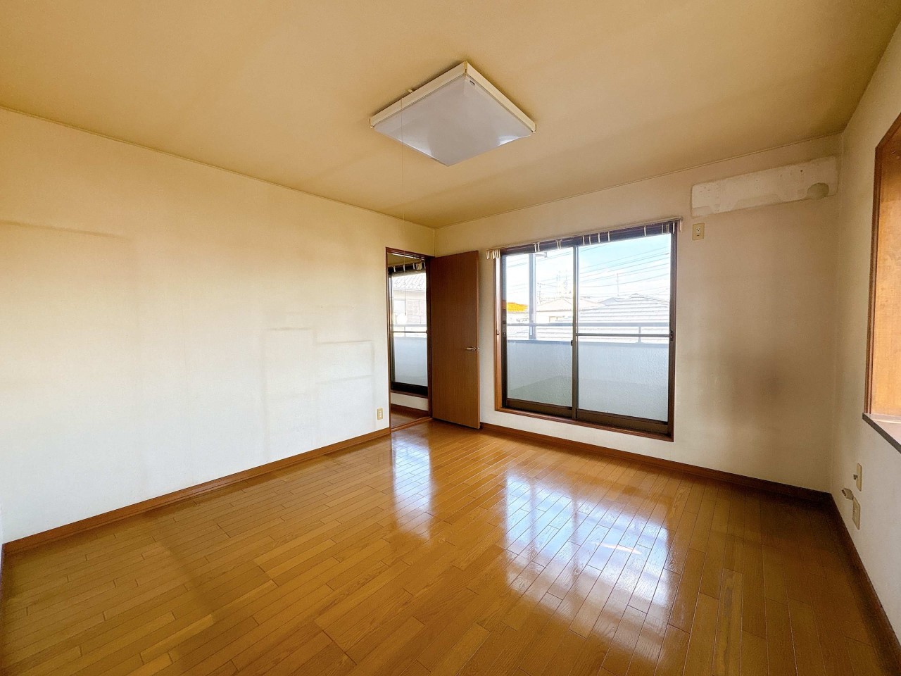 洋室(8畳)|ダブルベッドを置いても充分な広さです