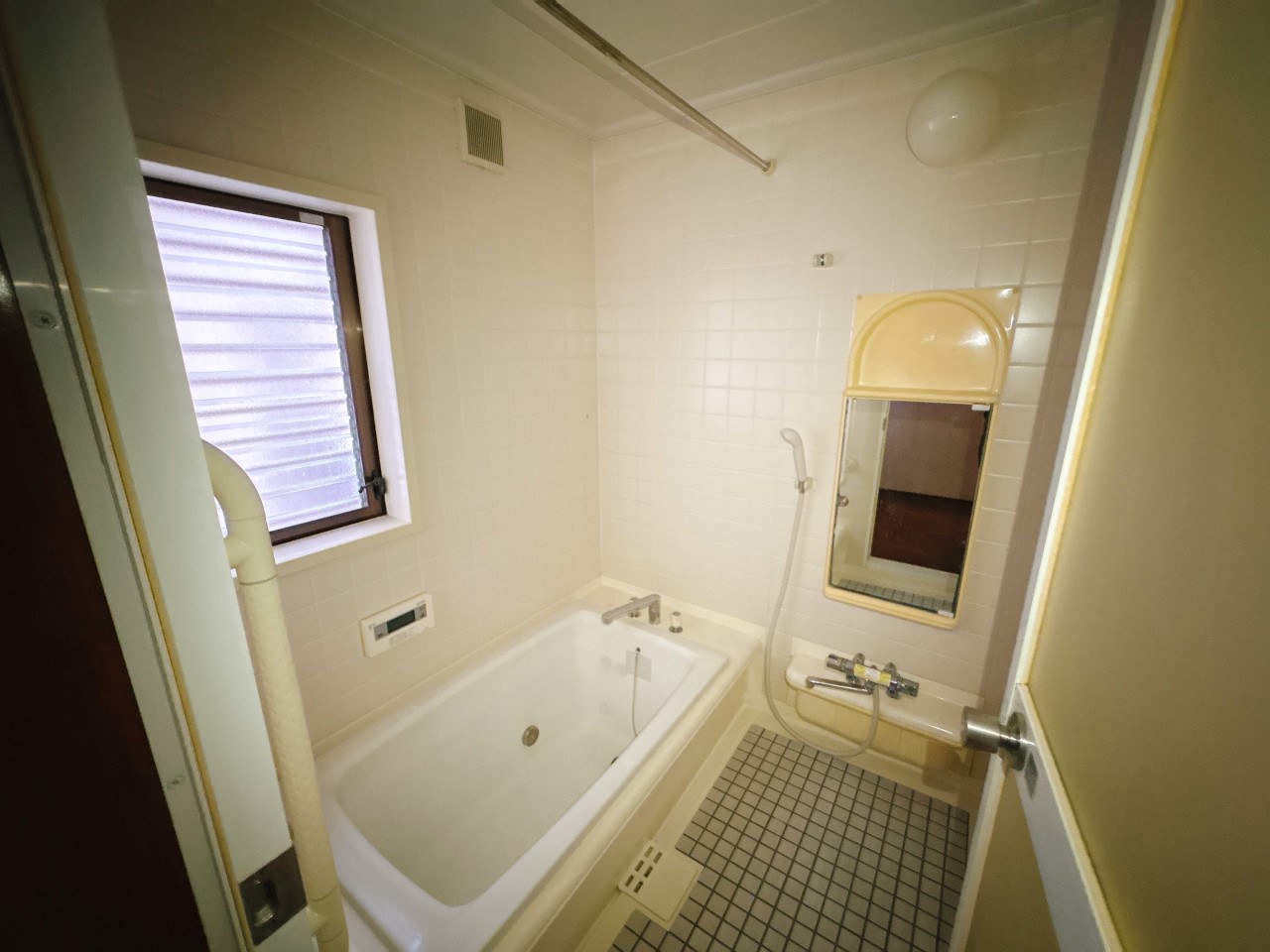 窓付きの明るい浴室