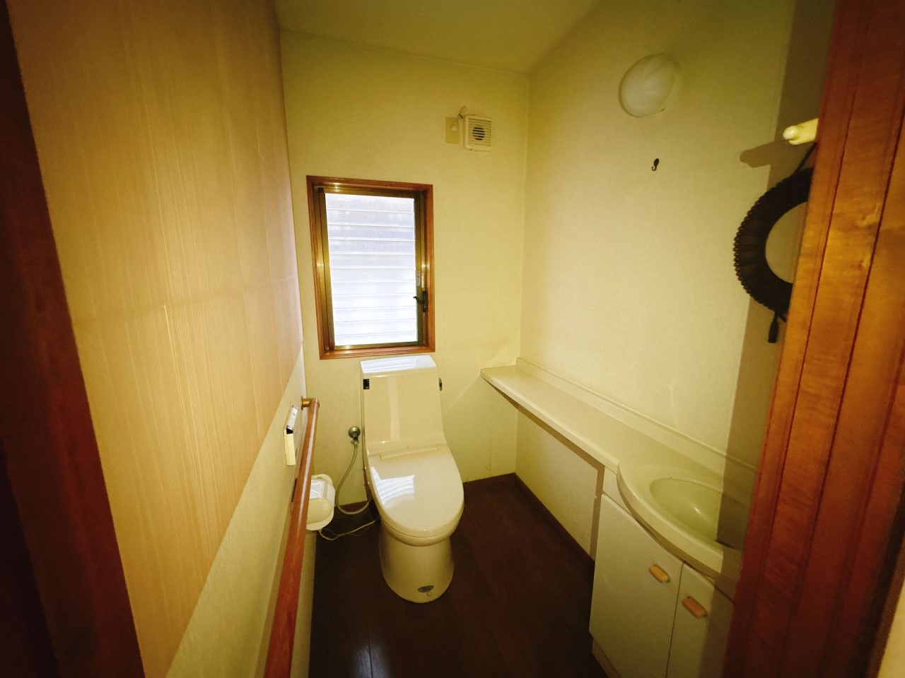 窓のある明るい1階トイレ