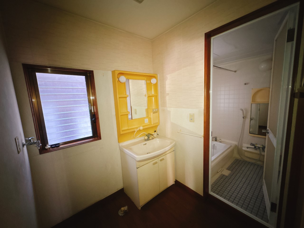 シンプルで使い勝手の良い洗面化粧台付き