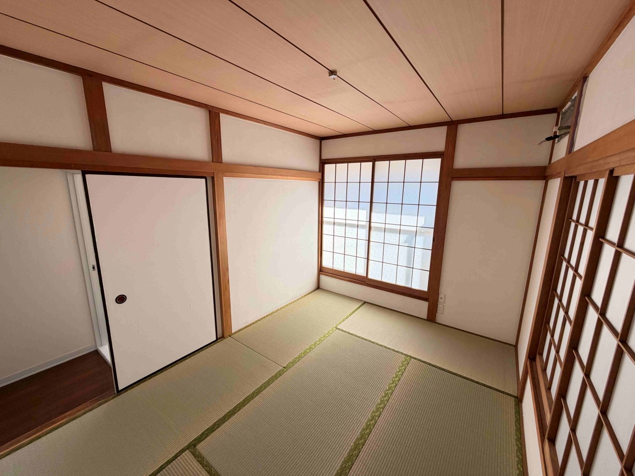 ご家族のくつろぎスペースや寝室としても利用可能な2階和室※リフォーム前写真