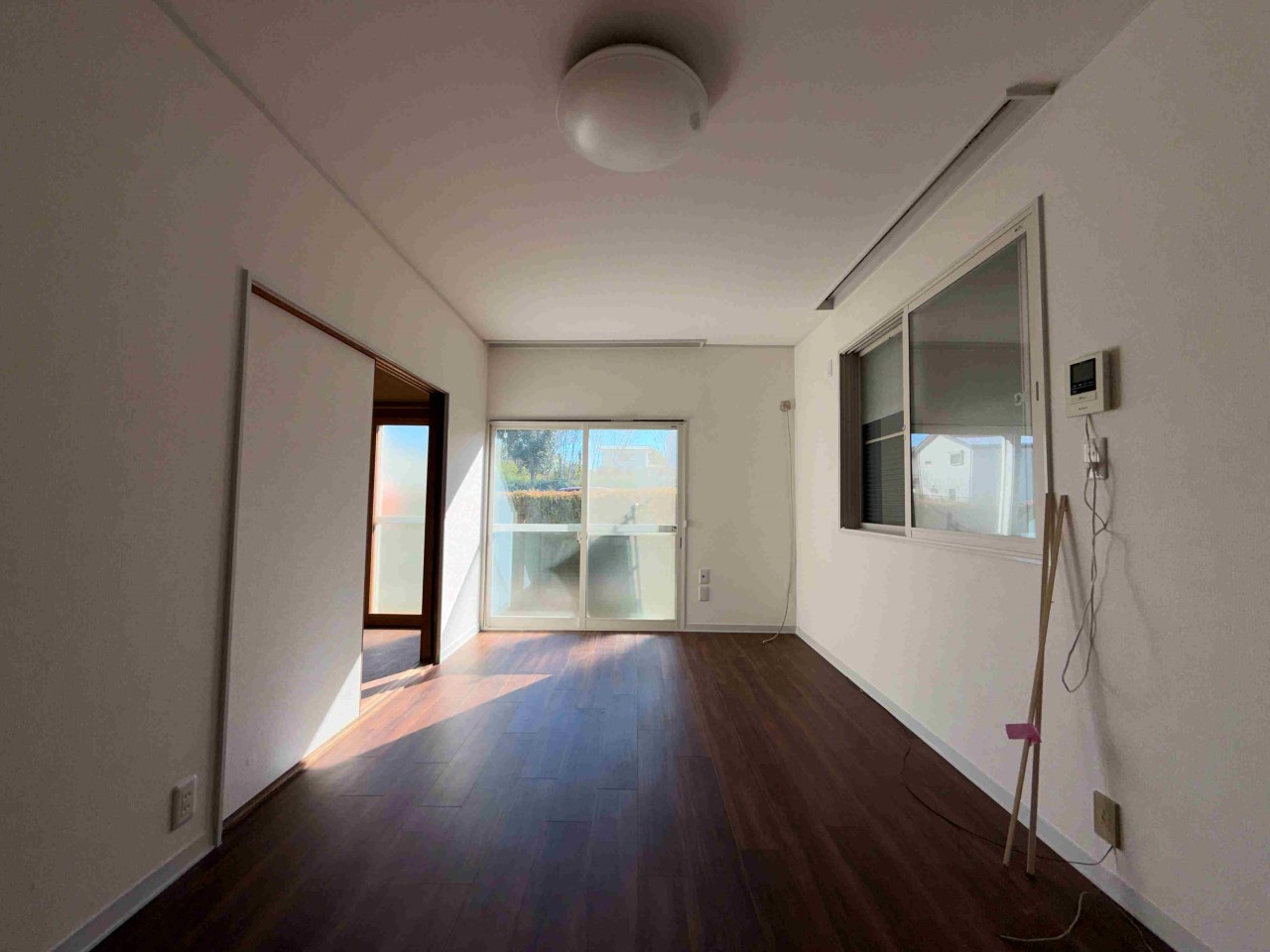 日差しがたくさん差し込む明るいリビング※リフォーム前写真