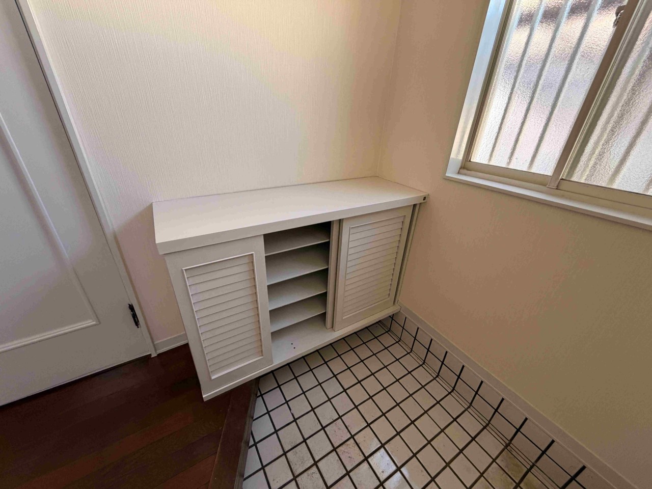 シューズボックス付きで、玄関まわりもすっきりと整理できます※リフォーム前写真
