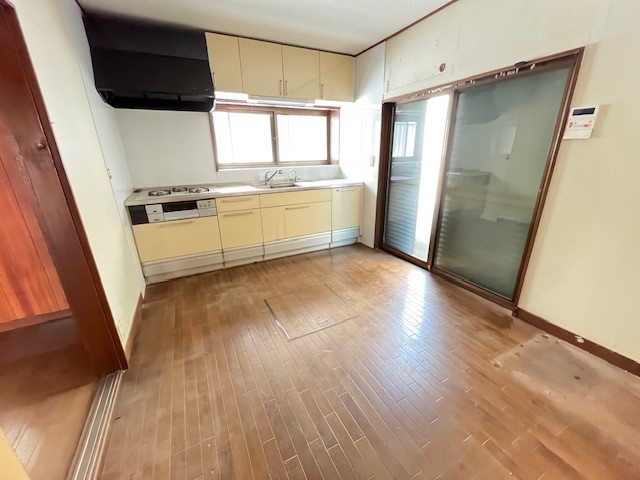 ◆キッチン|窓があることで手元が見やすく作業に集中できるのが魅力です!(2026年3月撮影)