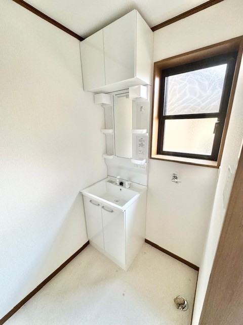 ◆洗面脱衣室|洗濯機スペースも確保された、清潔感ある洗面脱衣室。(2026年3月撮影)