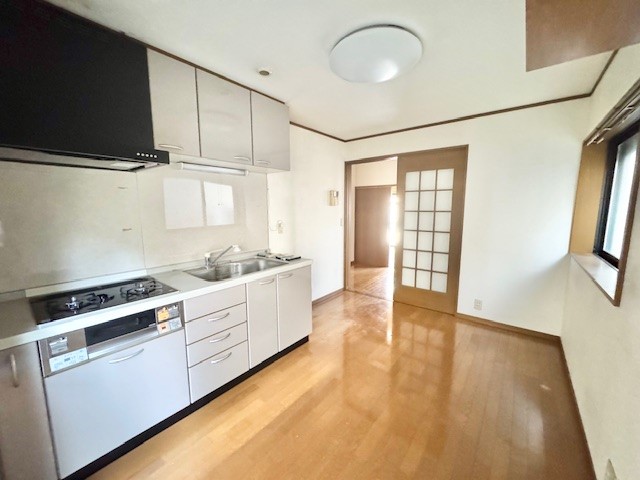 ◆キッチン|ナチュラルな印象のキッチンは収納豊富で家族のお箸や食器を簡単収納可能♪(2026年3月撮影)