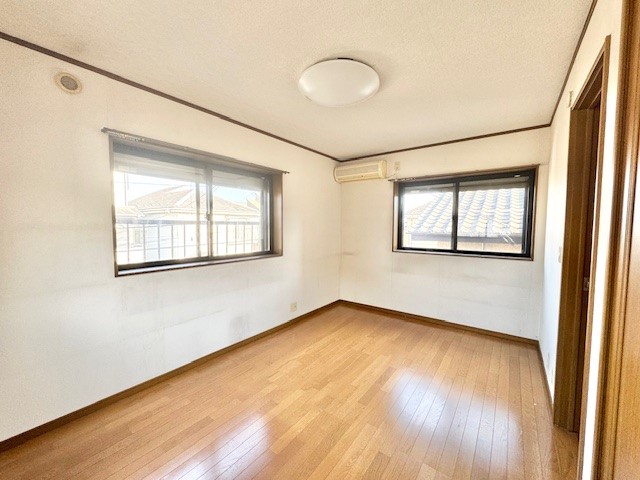 ◆2階洋室|ダブルベッドを置いても充分な広さです。(2026年3月撮影)