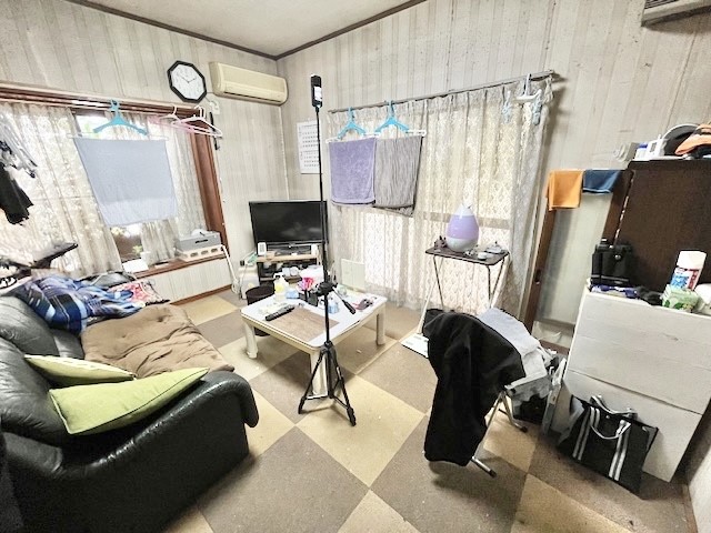 【リビング】窓が2箇所にあり、日当たり良くインテリアや写真なども飾れます♪※2026年3月撮影