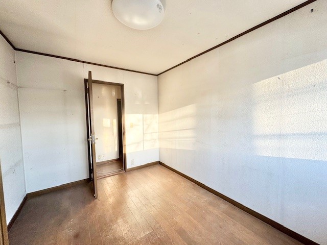 【西側洋室】夕方まで日差し差し込むお部屋です♪※2026年3月撮影