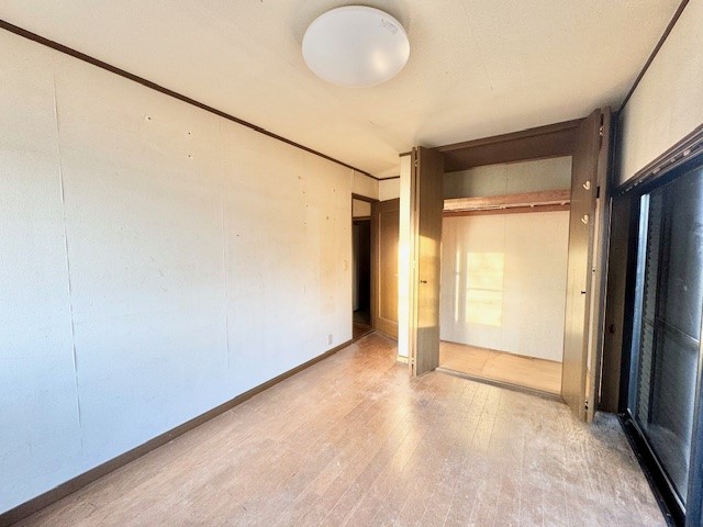 【南側洋室】収納付きのお部屋!主寝室や子供部屋にいかがですか♪※2026年3月撮影