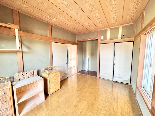 【和洋室】床と天井の木目が落ち着くお部屋です♪ ※残置物は撤去いたします。