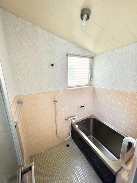 【浴室】窓を開ければ、新鮮な空気が取り込めます♪