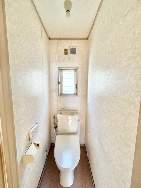 【トイレ】窓があるので、換気も楽々です♪