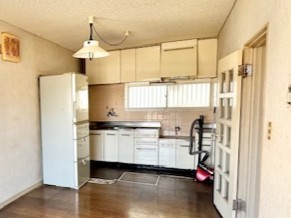 【キッチン】窓がある明るいキッチン♪ ※残置物は撤去いたします。