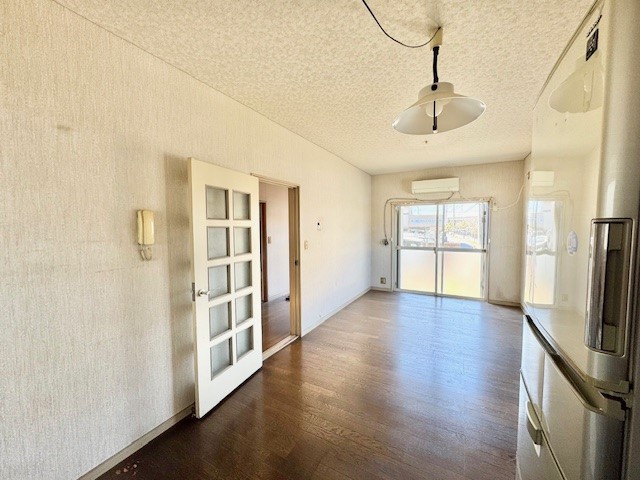 【リビング】掃き出し窓から光が差し込む明るいリビング♪ ※残置物は撤去いたします。