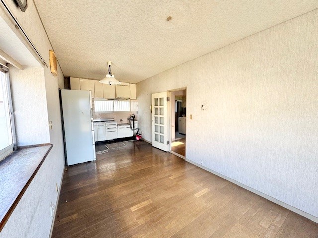 【リビング】ソファを置いて、ゆっくり過ごしたいですね♪ ※残置物は撤去いたします。