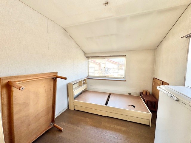 【洋室】窓から光が入り、気持ちよく起きれそうなお部屋♪ ※残置物は撤去いたします。