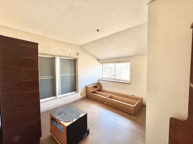 【洋室】バルコニーに出入りできるお部屋です♪ ※残置物は撤去いたします。